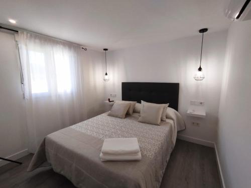 ein Schlafzimmer mit einem Bett mit zwei Kissen darauf in der Unterkunft El Sitio de mi Recreo in Ronda