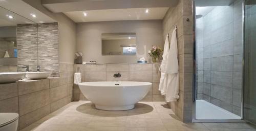 A bathroom at Bluebell Lodge