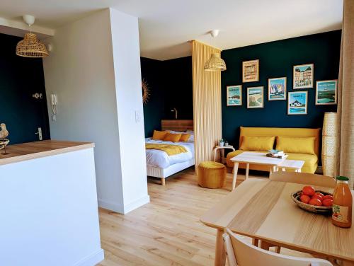- un salon avec une table et un lit dans une chambre dans l'établissement GLAZIK - Studio - Lumineux - Parking, à Vannes