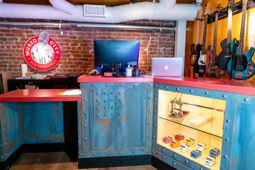 una barra azul con barra roja y reloj en Music City Hotel - Home of the San Francisco Music Hall of Fame en San Francisco