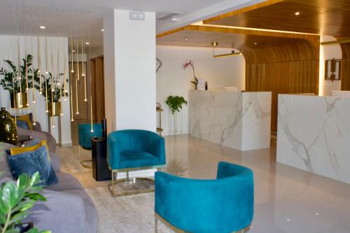 - un hall avec des chaises bleues et une table dans l'établissement Casa Cuarzo Hotel Boutique, à Zacatecas