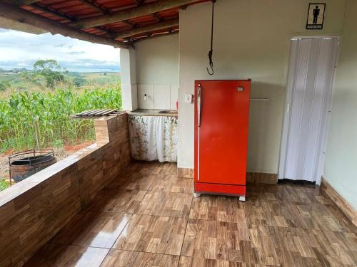 czerwoną lodówkę w pokoju z widokiem w obiekcie Rancho São Francisco w mieście São Roque de Minas