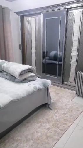 a bedroom with a bed and a large mirror at القاهره ركن حلوان شارع الشهيد in ‘Ezbet el-Auqât