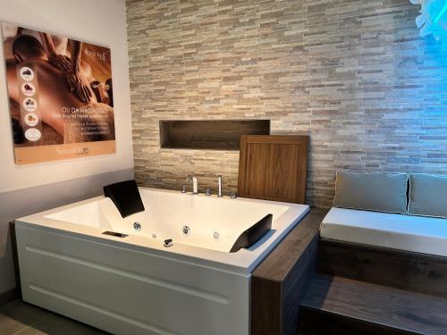 La salle de bains est pourvue d'une baignoire et d'un lit. dans l'établissement Domus Park Hotel & SPA, à Frascati