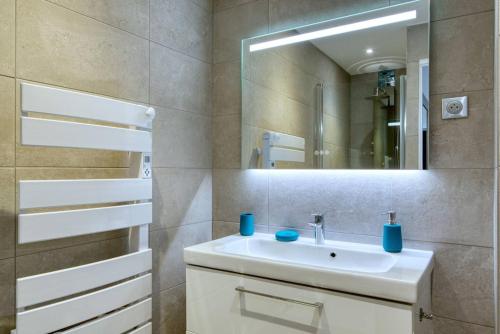 ein Bad mit einem Waschbecken und einem Spiegel in der Unterkunft Sainte-Catherine - Superbe appartement avec balcon Vieux-Port in Marseille