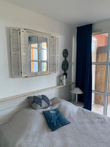 une chambre avec un lit et une fenêtre dans l'établissement CAP Estérel pierre et vacances Type 3 , 2 chambres Rez de jardin clôturé ,vue Mer ,Inclus climatisation place de stationnement , accès aux Piscines ,animations, à Saint-Raphaël