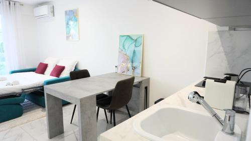 ein Bad mit einem Tisch und einem Bett in einem Zimmer in der Unterkunft Magnifique studio, piscine, Parking By Palmazur in Cannes