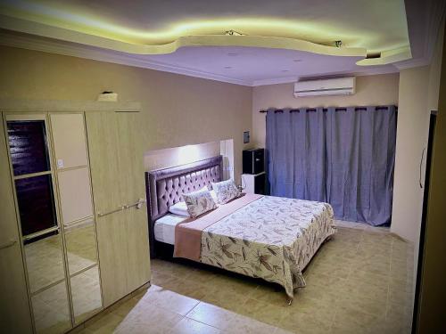 Un dormitorio con una cama grande y una ventana en Killari suite en Tinogasta