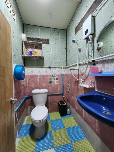 113 Quiet and Cozy Loft Apartment with free Wi-fi في بانكوك: حمام مع مرحاض ومغسلة