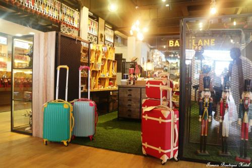 una tienda con maletas expuestas en una tienda en Fomecs Boutique Hotel, Jonker Street, en Melaka