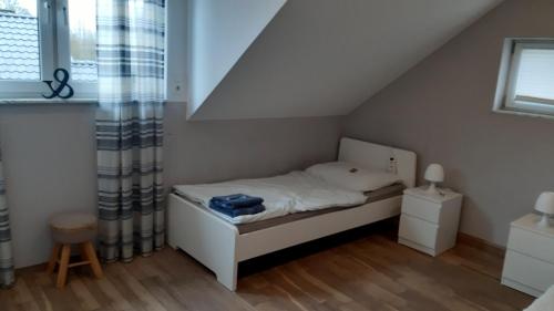 ein kleines Schlafzimmer mit einem Bett im Dachgeschoss in der Unterkunft Wohnung mit 5 Einzelzimmern in Selm
