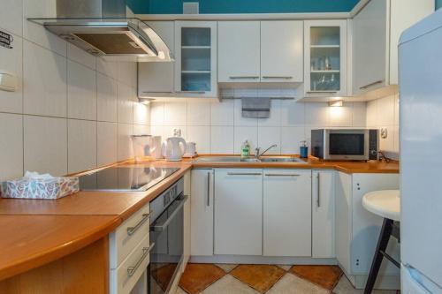 A cozinha ou cozinha compacta de Domus krakowski 3-bedroom apt.