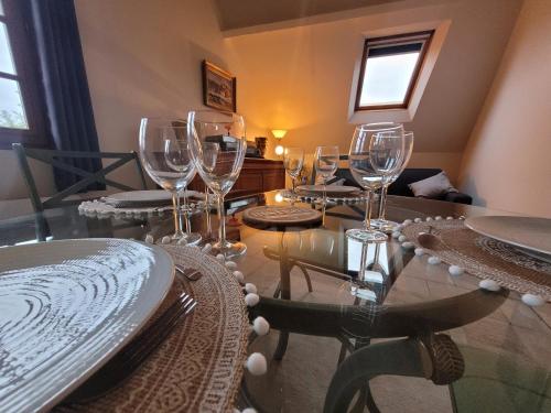 - une salle à manger avec une table et des verres à vin dans l'établissement Bienvenue chez Jocelyne, à Honfleur