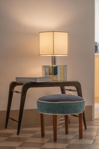 a desk with a chair and a lamp at Palazzo Matteo in Nardò