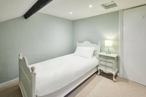 Deja Blue Beautiful period property photo 11