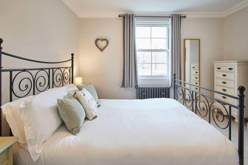Deja Blue Beautiful period property photo 9
