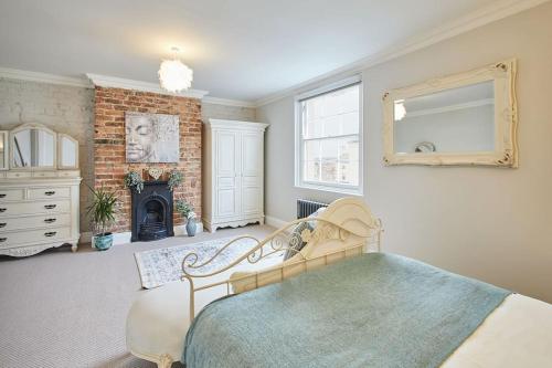 Deja Blue Beautiful period property photo 7
