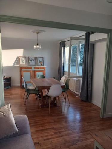 un salon avec une table et des chaises en bois dans l'établissement Maison 6 couchages avec jardin au coeur des châteaux de la Loire, à Vineuil