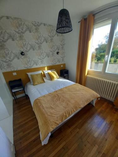 une chambre avec un grand lit et une fenêtre dans l'établissement Maison 6 couchages avec jardin au coeur des châteaux de la Loire, à Vineuil