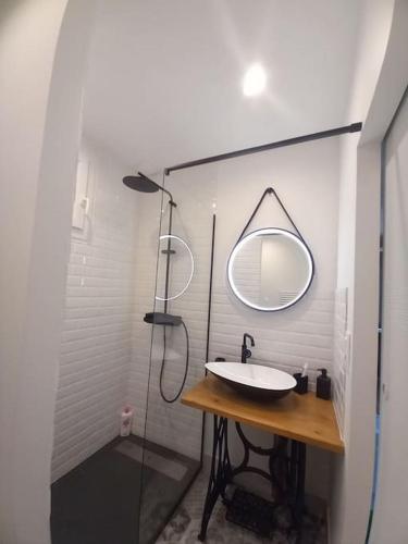 une salle de bain avec un lavabo et une douche avec un miroir dans l'établissement Maison 6 couchages avec jardin au coeur des châteaux de la Loire, à Vineuil