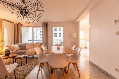 un salon avec une table et des chaises dans l'établissement Le 35 Jean-Jaurès F3 avec garage, à Clermont-Ferrand