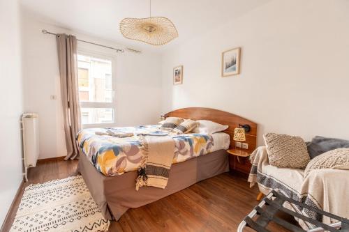 une chambre avec un lit, un canapé et une fenêtre dans l'établissement Le 35 Jean-Jaurès F3 avec garage, à Clermont-Ferrand
