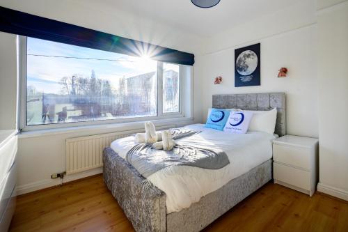 una camera da letto con un letto e una grande finestra di Manchester Serviced Accomodation NorthernNightzzz - The Bank a Manchester