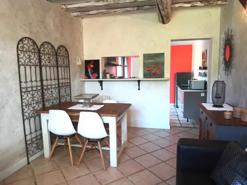 Nhà bếp/bếp nhỏ tại Appartement en campagne au coeur du luberon