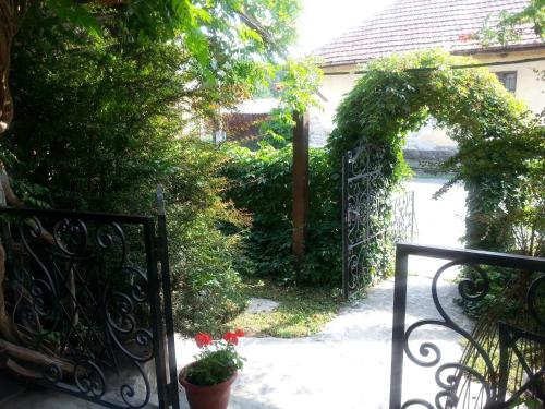 an entrance to a garden with an iron gate at Felső Fogadó in Felsőtold