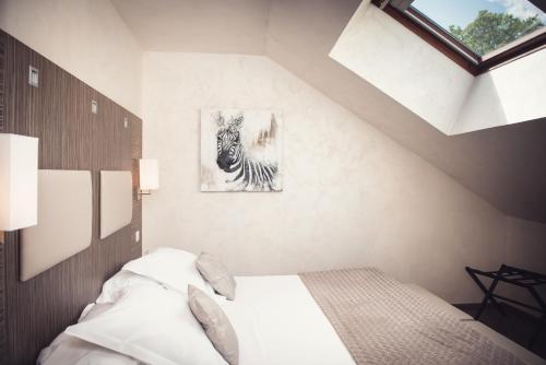 a bedroom with a bed and a picture of a zebra at Les Olivades in Gap