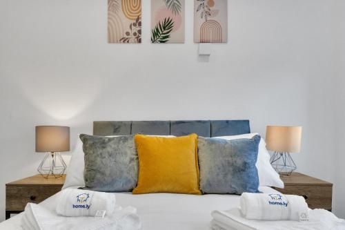 Un pat sau paturi într-o cameră la homely North London Apartments Hendon