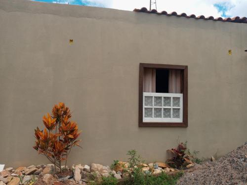 a building with a window in the side of it at Villa a arte de Minas in Tiradentes