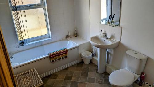 The Lawrence, 2 Bedroom Victorian House في ريدكار: حمام مع حوض ومرحاض ومغسلة
