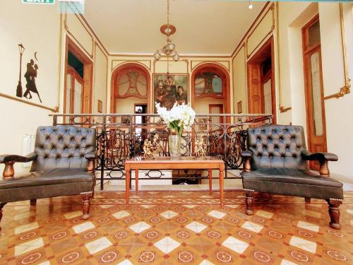 sala de estar con 2 sillas y mesa en Telmotango Hotel en Buenos Aires