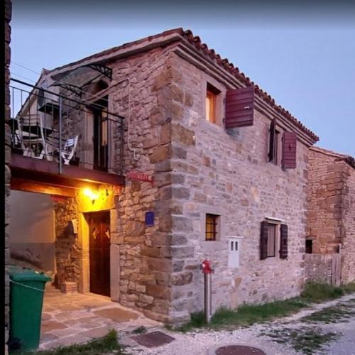 an old stone building with a parking meter in front of it at Apartment Anna in Draguć