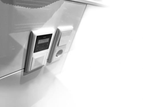 a microwave oven sitting in the corner of a room at Zimmer am Bachlauf in Gelsenkirchen