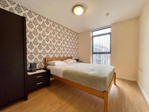 a bedroom with a bed and a window at 1 BED MODERN APARTMENT WITH FREE PARKING, SHEFFIELD CITY CENTRE in Sheffield