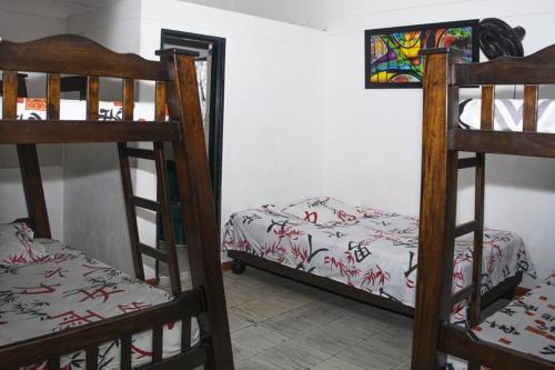 เตียงสองชั้นในห้องที่ hospedaje oasis central