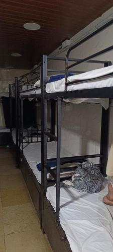 - un ensemble de lits superposés dans une chambre dans l'établissement SAJID GUEST HOUSE, à Mumbai