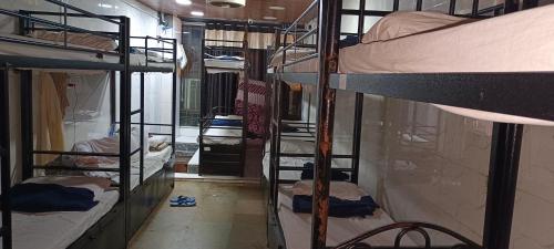 Cette chambre dispose de lits superposés. dans l'établissement SAJID GUEST HOUSE, à Mumbai