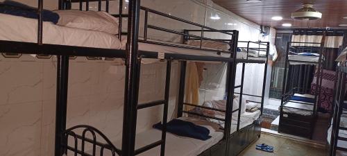 Cette chambre comprend 4 lits superposés. dans l'établissement SAJID GUEST HOUSE, à Mumbai