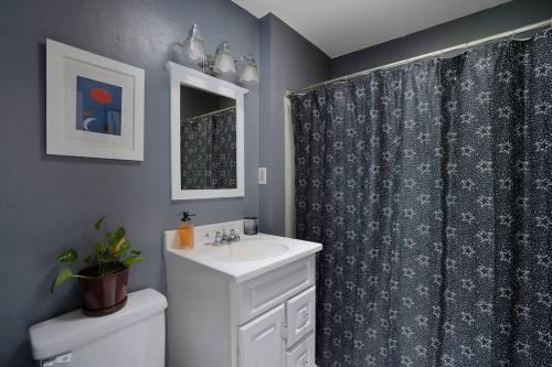 baño con lavabo y cortina de ducha en Casa Serena - Peaceful Family Retreat, en La Mesa