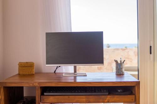 A Sunrise Haven with Panoramic Ocean Viewsにあるテレビまたはエンターテインメントセンター