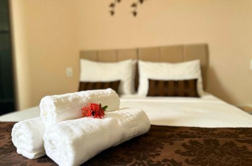 1 dormitorio con 1 cama con toallas en Shalom Pousada Capitólio en Capitólio
