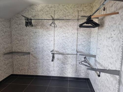 łazienka z prysznicem z 4 wieszakami i półkami w obiekcie La Clé Des Monts w mieście Grandvillers
