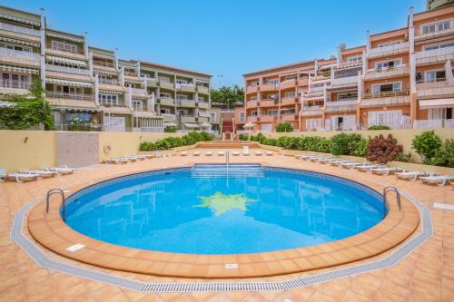 uma piscina em frente a um edifício de apartamentos em Orlando 85 Complex - Costa Adeje em Adeje