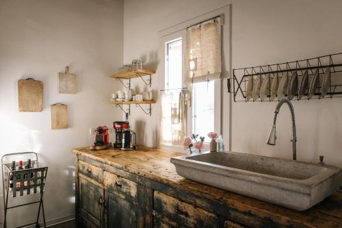 uma cozinha com um balcão de madeira e um lavatório em B&B Giarola 25.2 em Cittanova