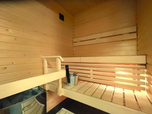 eine Holzsauna mit einer Bank darin in der Unterkunft Tilava Saunallinen Kaksio Parkkipaikalla in Tampere