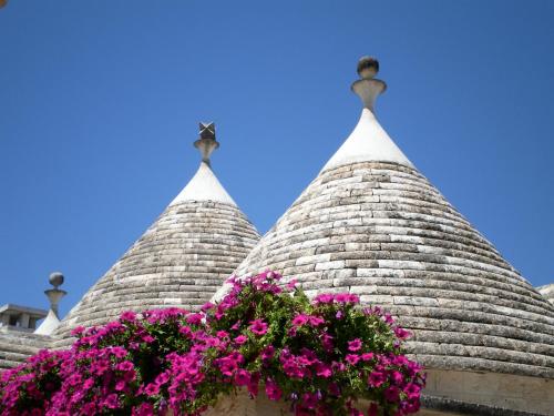 a pair of spires with flowers in front of them at Park Hotel La Grave in Castellana Grotte