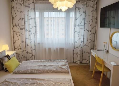 1 dormitorio con cama, escritorio y ventana en Apartment E - feel good, en Leipzig